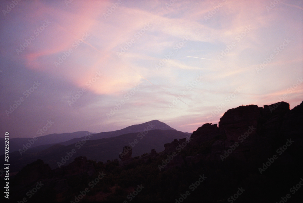 Obraz premium Panoramic view of the rocks at sunset near Belogradchik fortress in Bulgaria. Real grain scanned film.