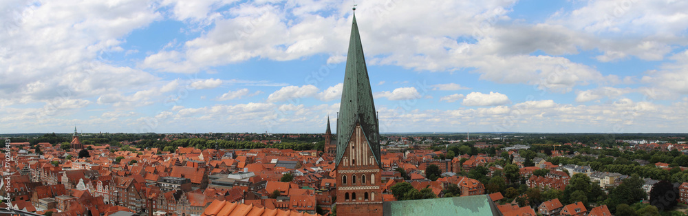 Lüneburg in Niedersachsen Panorama mit Hauptkirche
