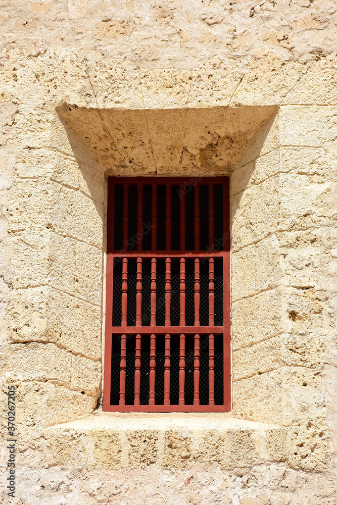 Obraz premium Rock wall window at day
