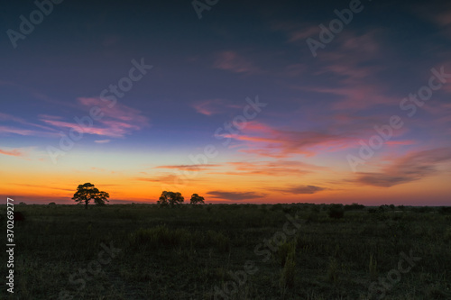 atardecer de campo con el sol ya puesto en horizonte