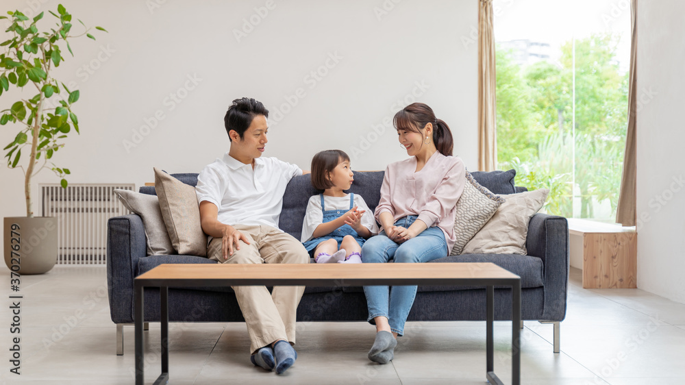 リビングで談笑する親子 リビングで談笑する親子