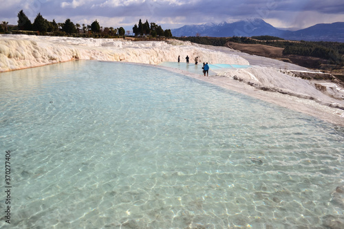 Obraz na płótnie spectacular landscape of white stone pools made by carbonate mineral left by the hot flowing waters and turquoise hydrothermal waters w salonie