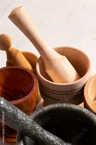 Pilon de moler construido en madera de diferentes tamaños y propósitos par al preparación de alimentos. Objeto de la cocina colombiana tradicional para moler el ajo