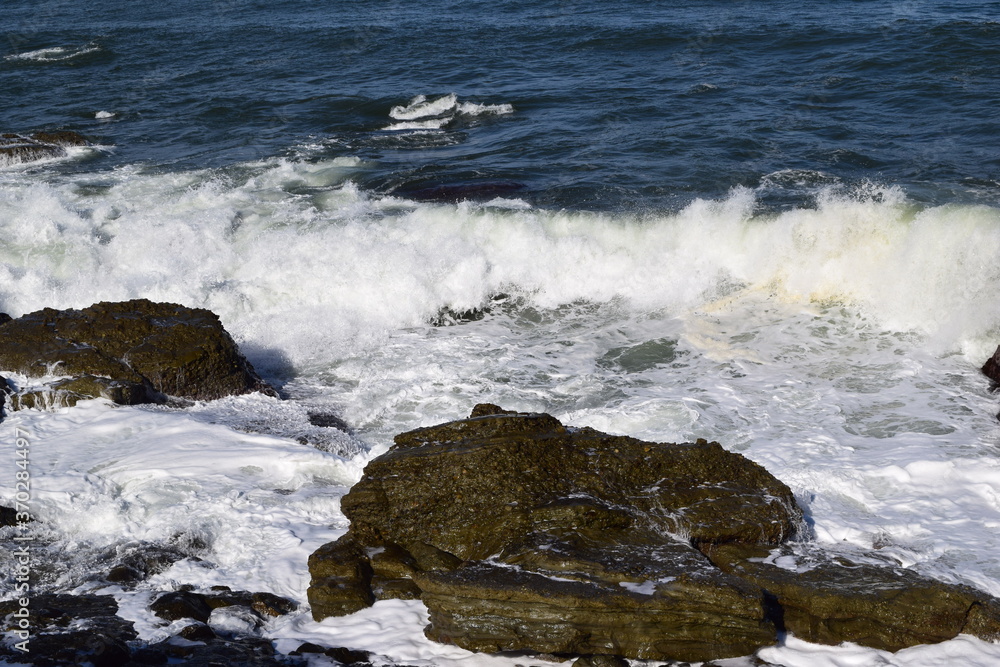 Fototapeta premium 岩場の荒波 日本海