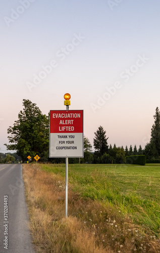 Obraz na płótnie Flooding Over Evacuation Alert Signage w salonie
