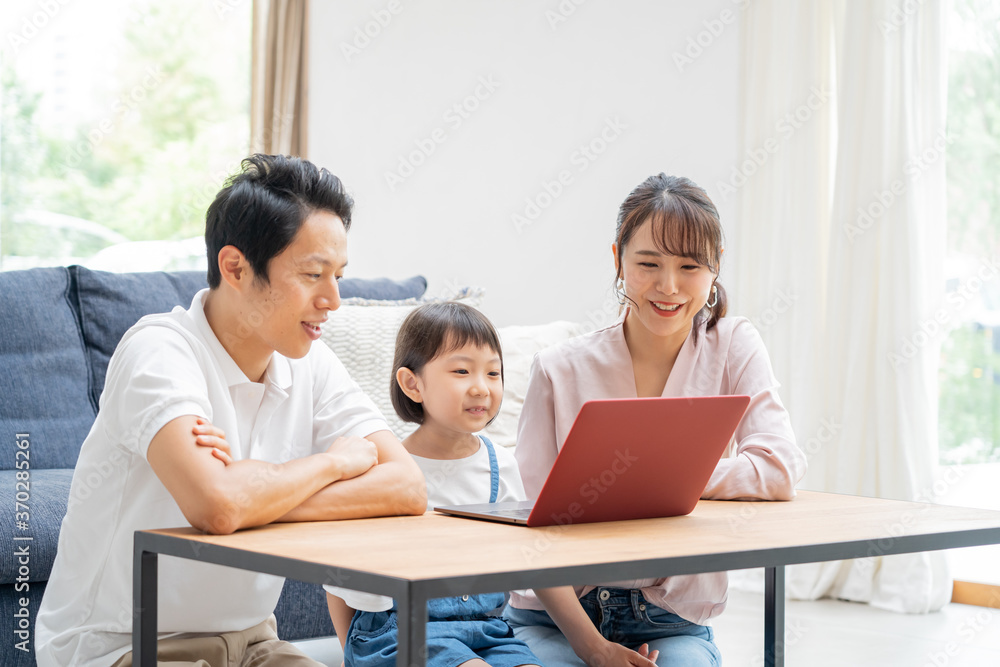 アジア人　仲良し親子　ポートレート