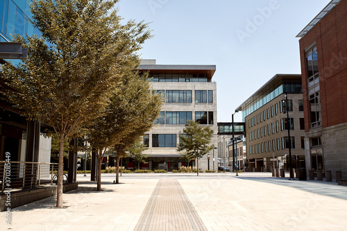 Obraz na plátně Courtyard surrounded by modern,  highrise office buildings near Union Station