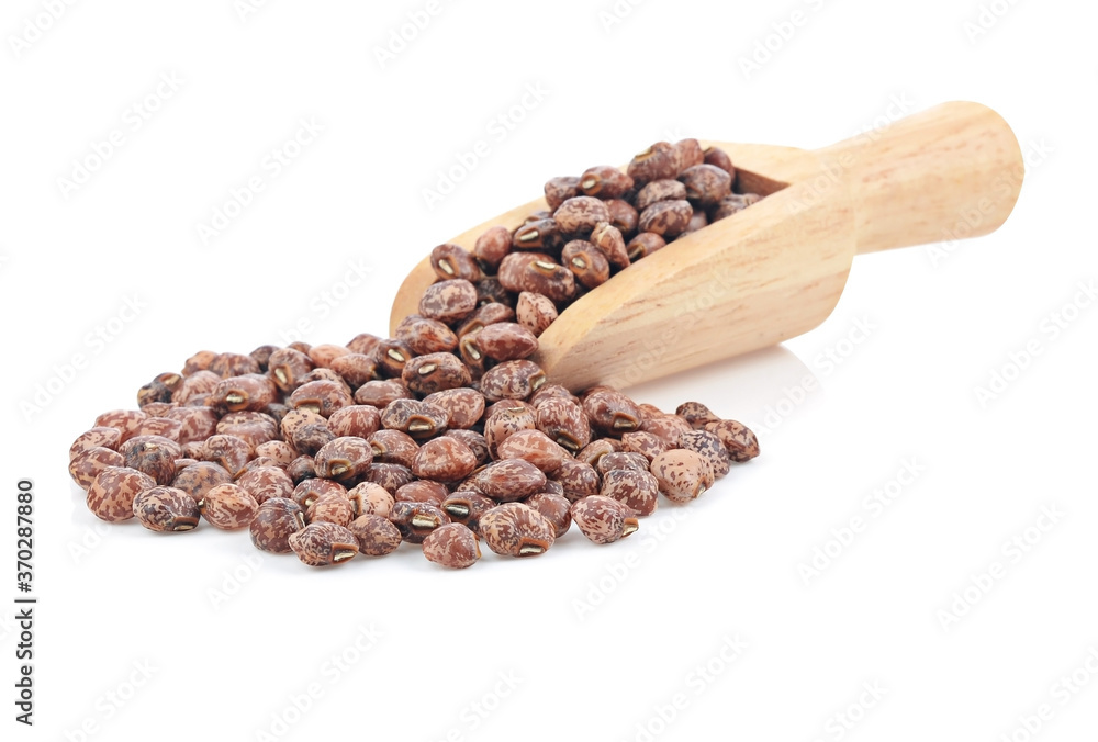 Obraz premium dried beans isolated on white background