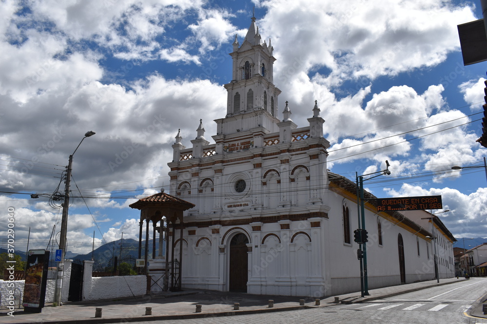 Hermosas iglesias antiguas de la ciudad de Cuenca. (fotos sin editar) Hermosas iglesias antiguas de la ciudad de Cuenca. (fotos sin editar)