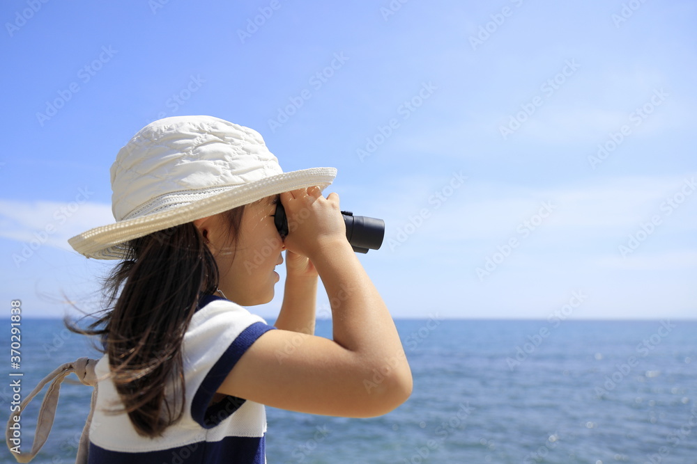 海辺でオペラグラスを使う幼児(5歳児)
