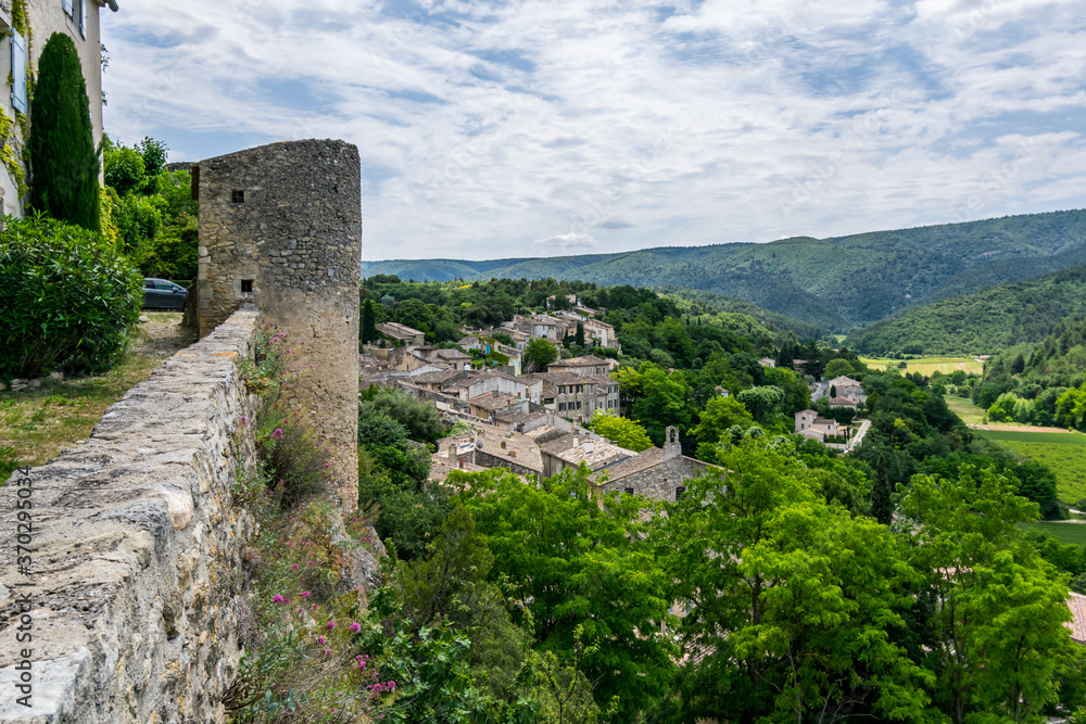 Ménerbes, village perché dans le massif du Luberon en Provence-Alpes-Côtes-d'Azur - France.	
