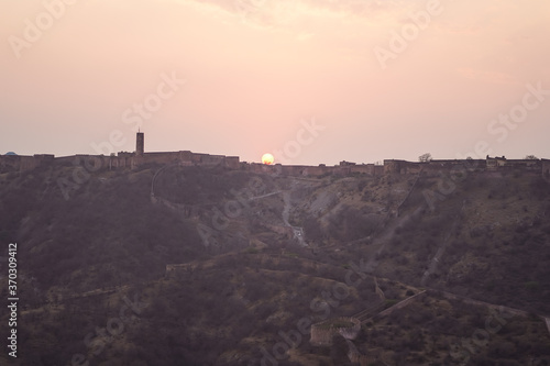 Obraz na płótnie Sun setting over ramparts along Amber Fort w salonie