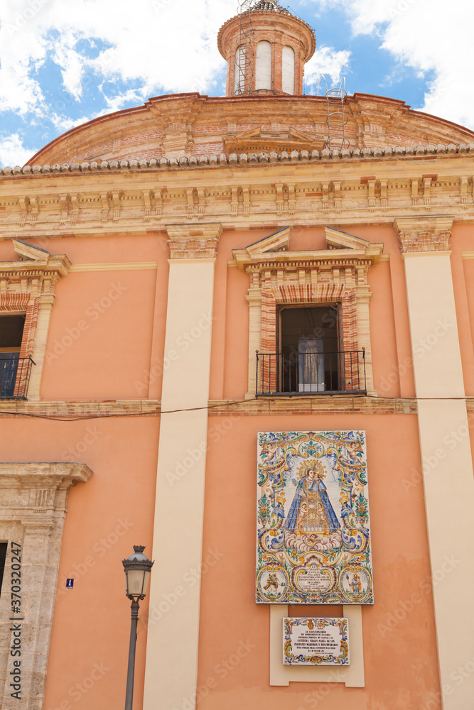 Obraz premium Valencia, Spain 06.09.2019: St. Mary square and Basilica of the Mother of God Helpless.