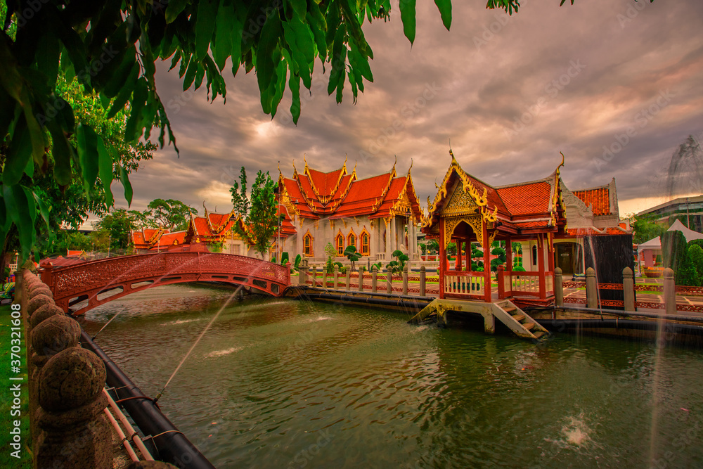 Fototapeta premium Background of important religious attractions (Wat Benchamabophit Dusitwanaram) Ratchaworawihan) in Bangkok Thailand, is a beautiful church and is always popular with tourists from all over the world
