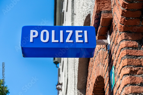 Polizei: Schild einer Polizeidienststelle in der Münchner Innenstadt photo