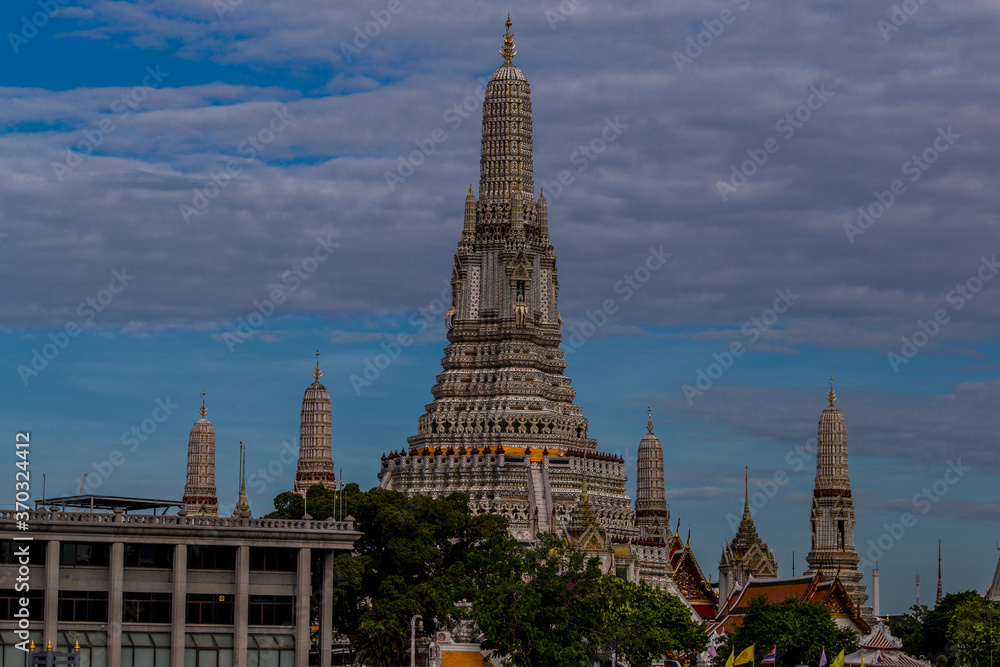 Wat Arun Ratchawararam Ratchawaramahawihan The Chao Phraya River, symbolizing the beauty of the world is one of the important landmarks. Beautifully decorated with art and architecture