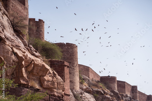 Obraz na płótnie Impressive Mehrangarh fort walls with eagles flying on top w salonie