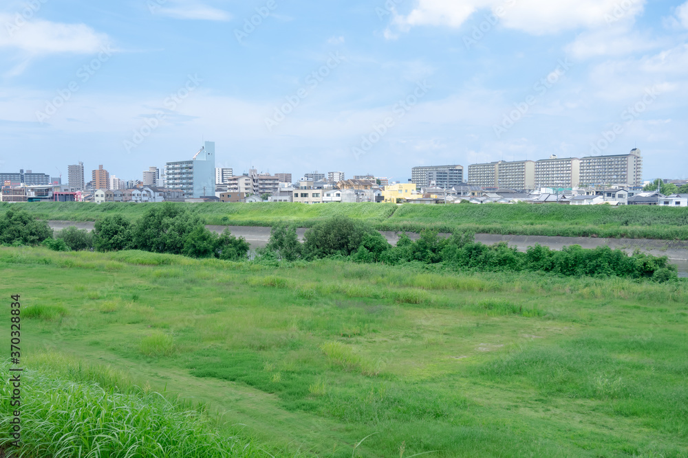 大和川堤防から大阪市と堺市方面への都市景観・標準