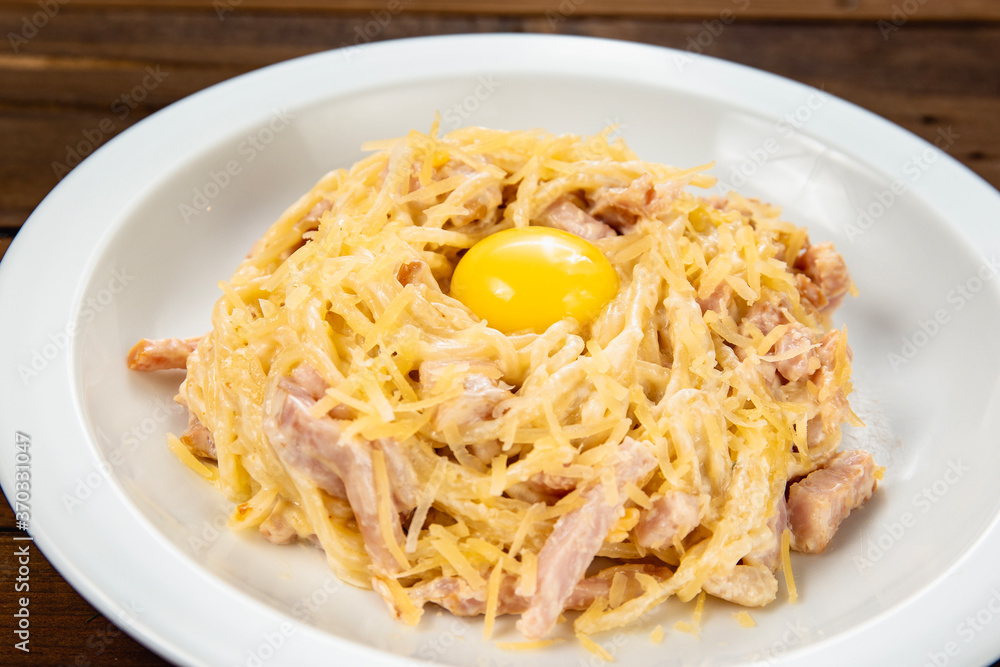 noodles with bacon, fried egg