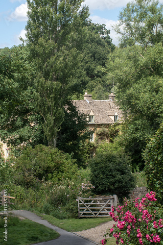 English Country cottage in idyllic setting in Cotswolds © pauws99