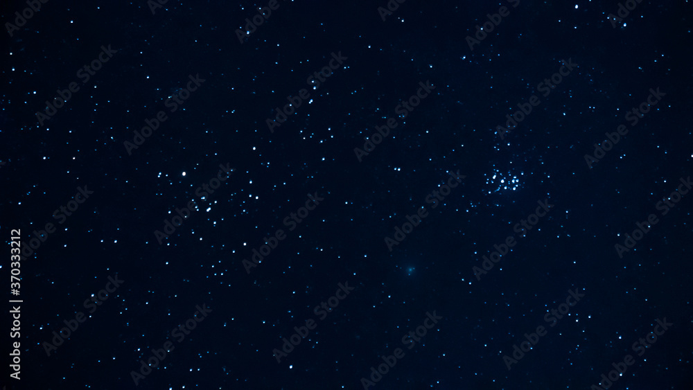 Fototapeta premium ウィルタネン彗星と昴