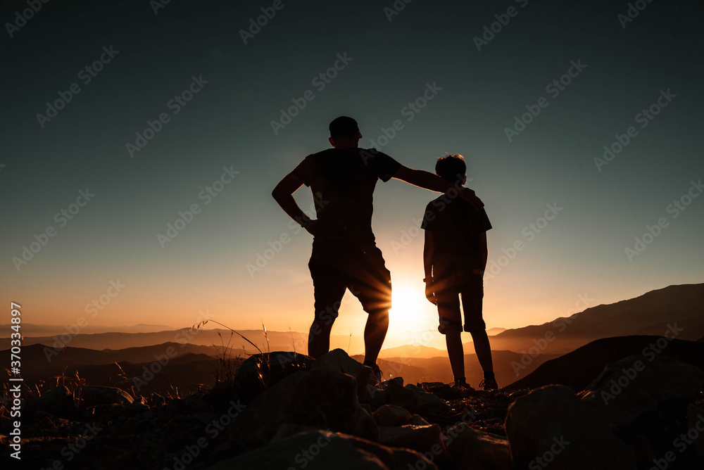 Vater und Sohn im Sonnenuntergang
