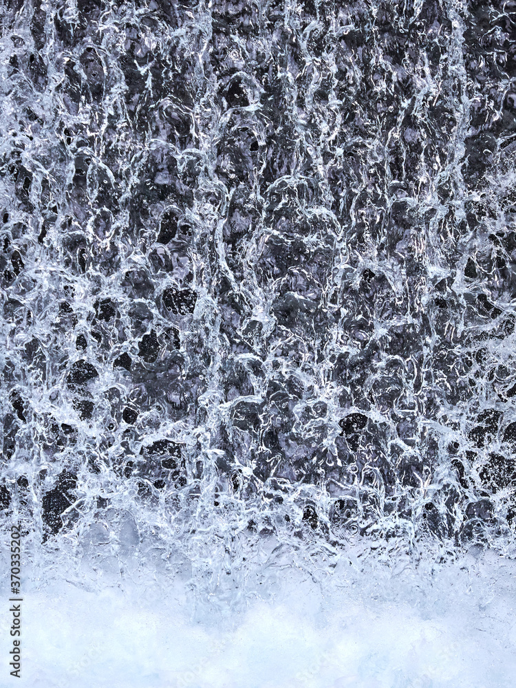 Obraz premium 高速シャッターで撮影した、流れ落ちる水