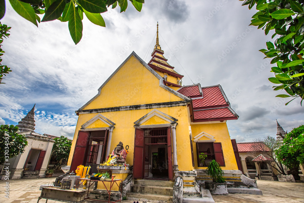 Naklejka premium Background of old Buddha statues at Nakorn Luang castle Ayutthaya of Thailand, has beautiful sculptures and is worth preserving for future generations to study its history.
