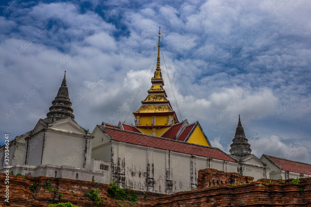 Fototapeta premium Background of old Buddha statues at Nakorn Luang castle Ayutthaya of Thailand, has beautiful sculptures and is worth preserving for future generations to study its history.