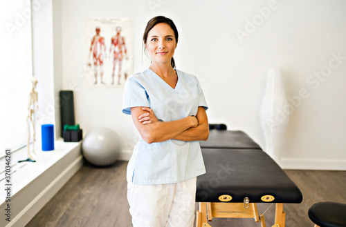 Foto Portrait of a physiotherapy woman smiling in uniforme