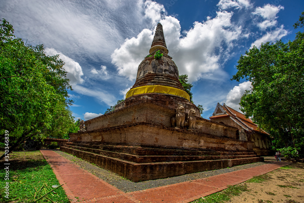 Fototapeta premium Background of one of the beautiful religious tourist attractions in Ayutthaya province of Thailand (Wat Maenangpluem) has beautiful sculptures that are worth preserving for future generations to learn
