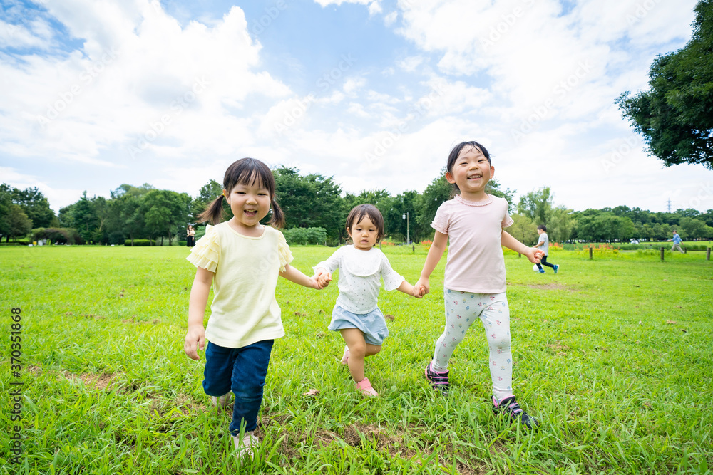 青空の下、元気に走る子供たち