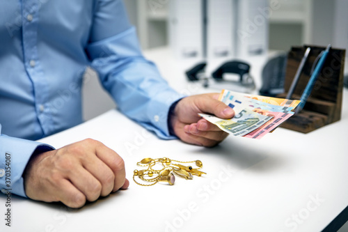 Man buying gold jewellry, pawn shop and euro Fototapet