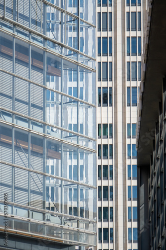 Bürogebäude in Berlin. Zoom auf Hochhausfassaden. 