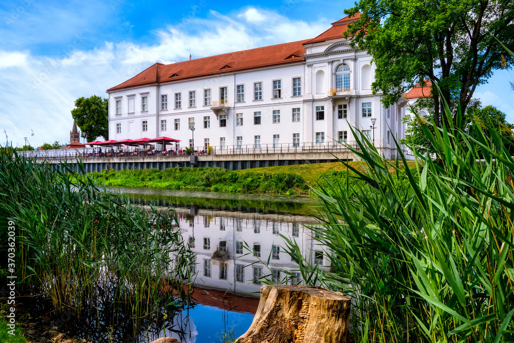 Obraz premium View of Oranienburg Castle with the banks of the river Havel in the foreground