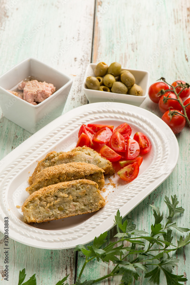 tuna and potato meatloaf with green oòives and tomatoes salad