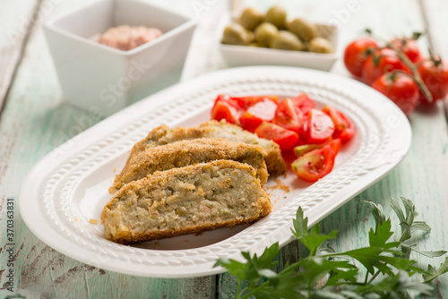 tuna and potato meatloaf with green oòives and tomatoes salad