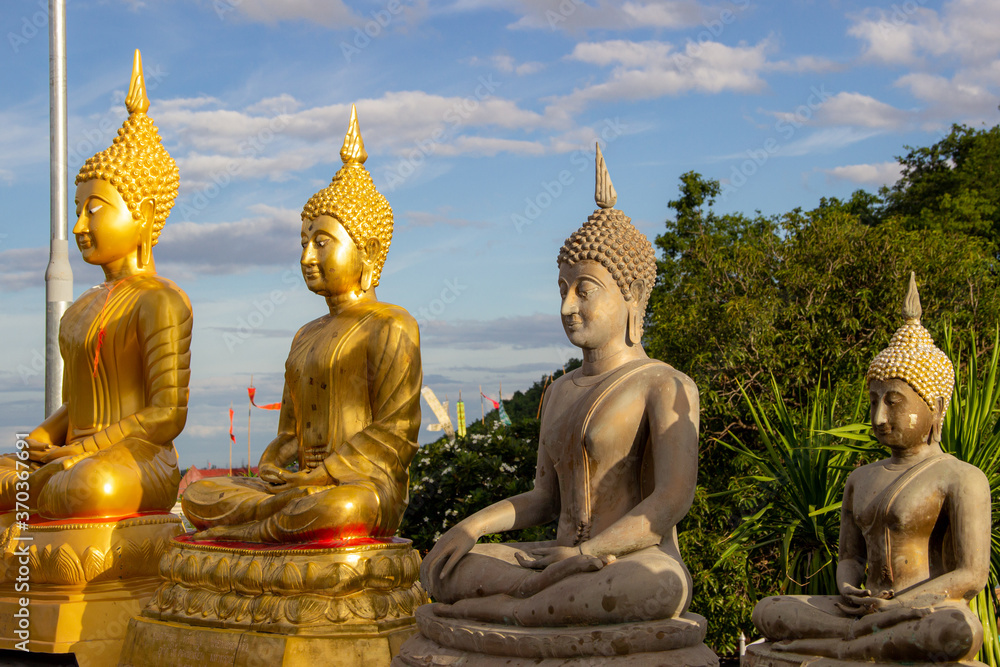 Fototapeta premium golden buddha statue