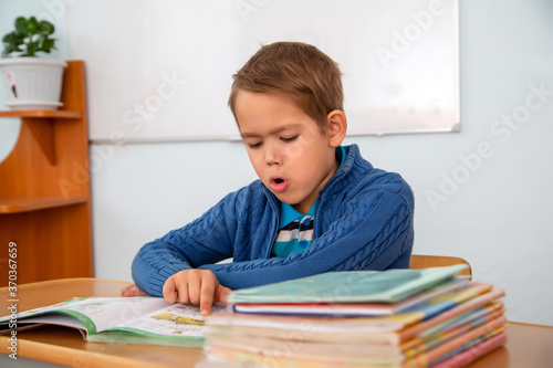 Obraz na plátně a six-year-old boy reads a book aloud