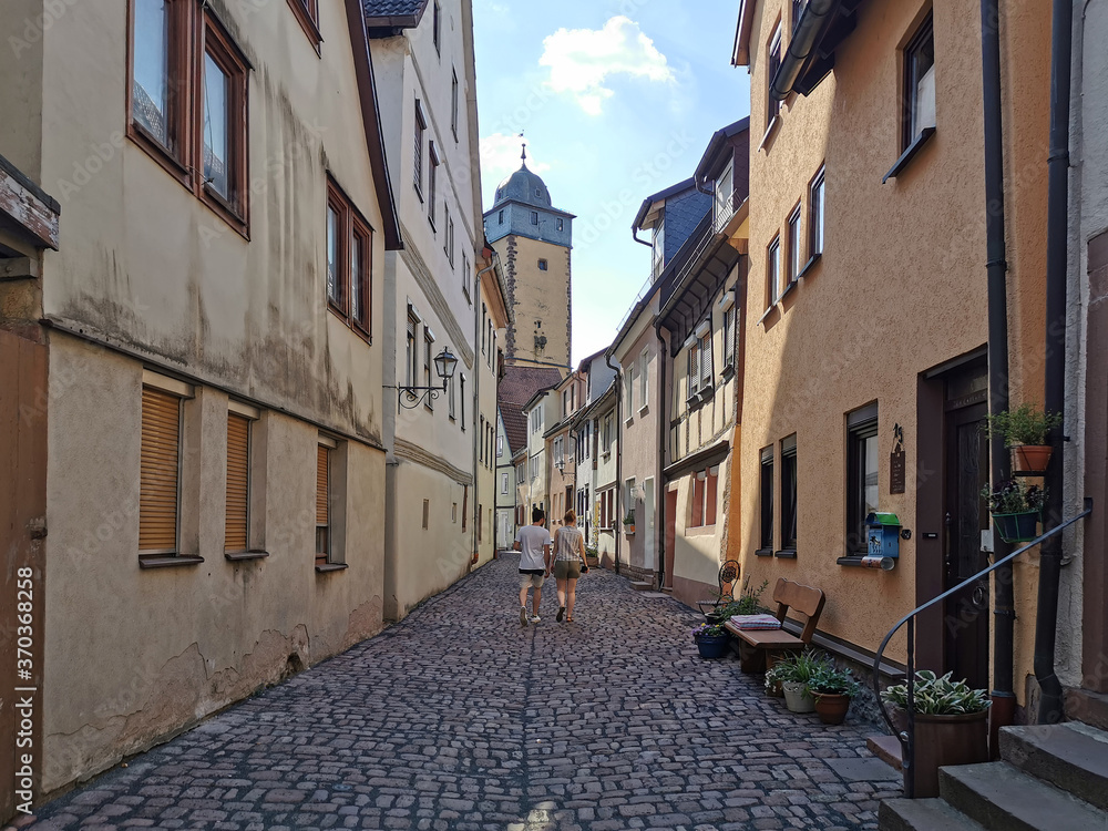 Fototapeta premium Die Stadt Lohr am Main im Spessart mit anonymen Fußgängern