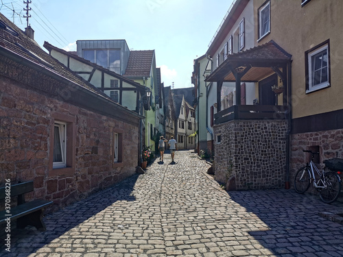 Fototapeta Naklejka Na Ścianę i Meble -  Zwei Personen gehen in der Stadt Lohr am Main im Spessart spazieren