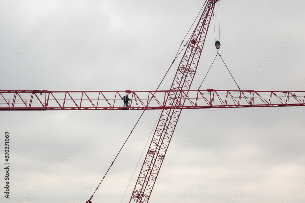 mutige Arbeiter montieren einen Kran auf einer Baustelle in Berlin