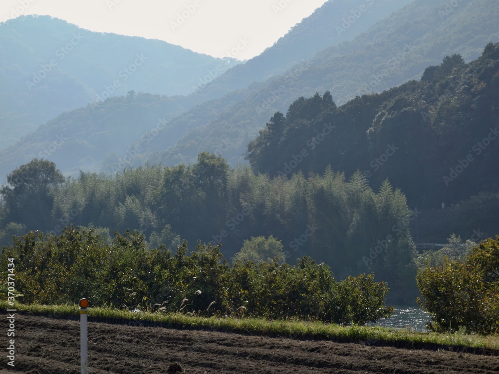 旭川に削られた深い谷と、そこで暮らす農家の畑 Stock Photo Adobe Stock