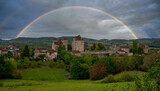 Regenbogen über Curemont im Vallée de la Dordogne in Frankreich