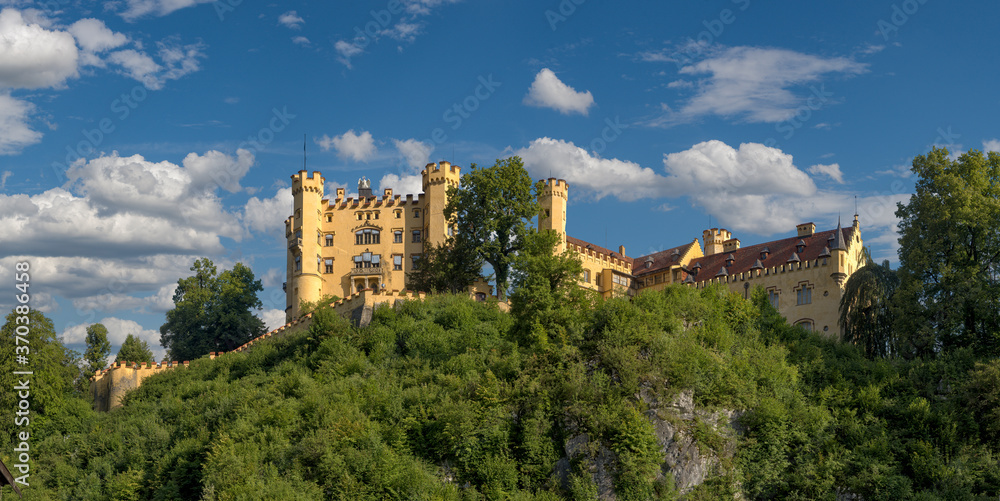 Schloss Hohenschwangau im Allgäu aus der Froschperspektive