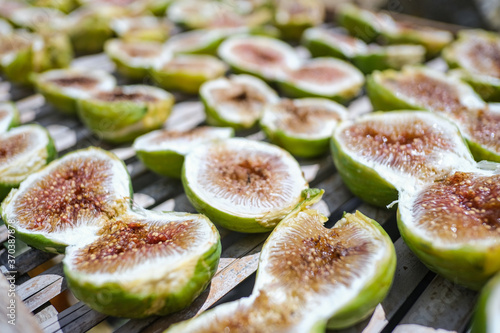 Foto Traditional dried italian figs on sun light,healthy food,dry fruit,cilento