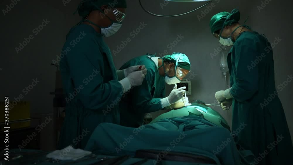 Doctors are operating patients in operating rooms equipped with modern medical equipment. Doctors are operating patients in operating rooms equipped with modern medical equipment.