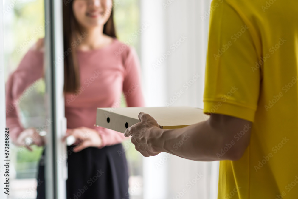 courier deliver pizza to smiling business woman