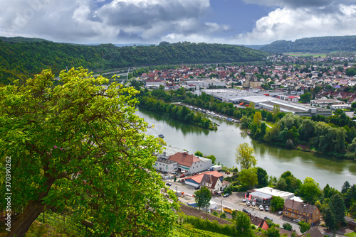 Blick vom Aussichtspunkt auf den Fluss. G  tzenburg am Neckar