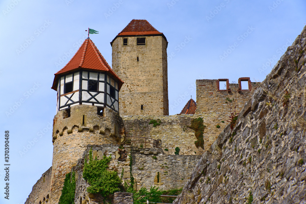 Blick auf die Türme einer alten Burg. 
Götzenburg am Neckar